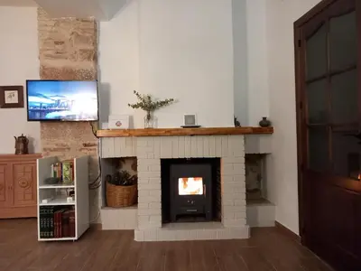 Una televisión o centro de entretenimiento en La Casa del Abuelo Curro