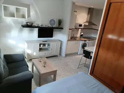Una televisión o centro de entretenimiento en FIBES Lux Sevilla Este.