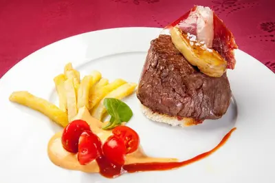 Comida en o cerca de este hotel