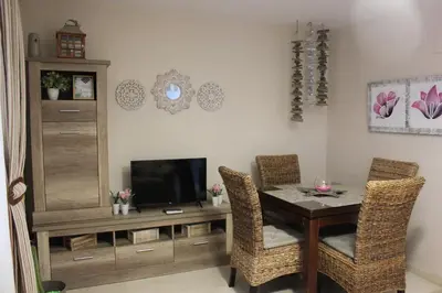 Una televisión o centro de entretenimiento en APARTAMENTO LA PICONERA Con piscina a 350 metros