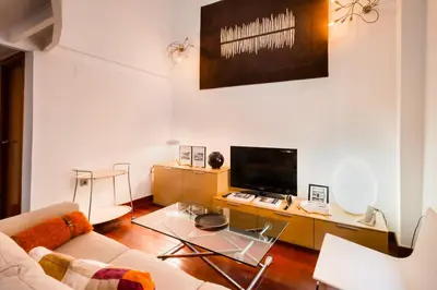 Una televisión o centro de entretenimiento en Stylish loft duplex - Alameda