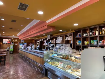 Comida en o cerca de este hotel