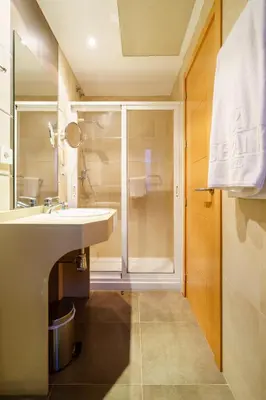 Un baño de Hotel Serrano