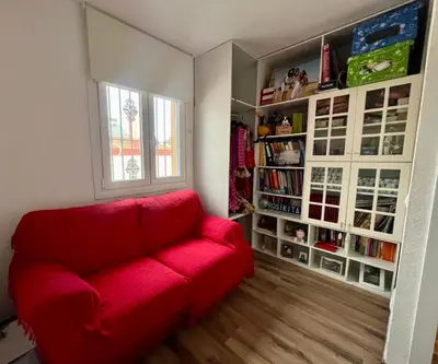 Biblioteca en la habitación en casa particular