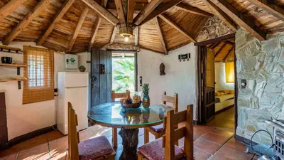 Una cocina o zona de cocina en Casa de Piedra La Laguna de Tiscar Puente Genil by Ruralidays