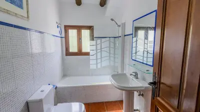 Un baño de La Carrasca II Priego de Córdoba by Ruralidays