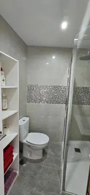 Un baño de Piso luminoso y acogedor
