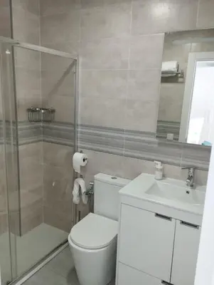 Un baño de APARTAMENTOS TRES SOLES