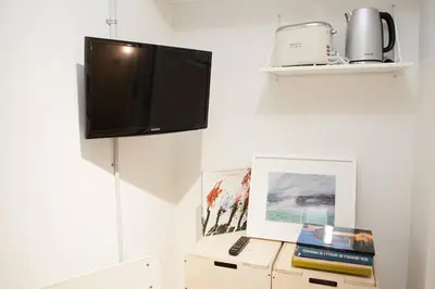 Una televisión o centro de entretenimiento en ATELIER EU-ARTISTA