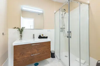Un baño de Muro city center suite by Valcambre
