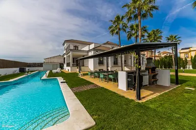 Piscina en o cerca de Villa Burguillos