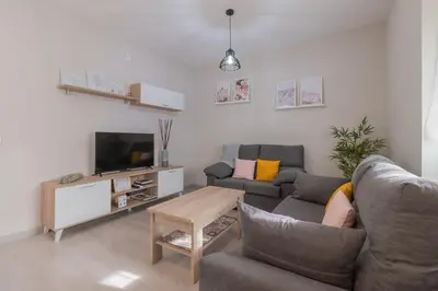 Una televisión o centro de entretenimiento en El Rinconcito