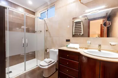 Un baño de AoA Green Gardens Family House