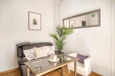 Cama o camas de una habitación en Beautiful and bright- 1Bd 1Bth- Center