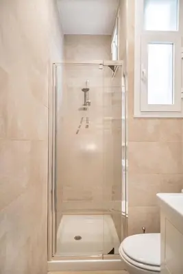 Un baño de Beautiful and bright- 1Bd 1Bth- Center