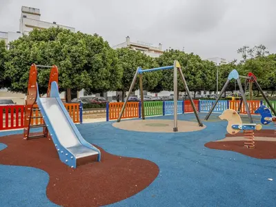 Zona de juegos infantil en Alcalá del Rio! bajo A