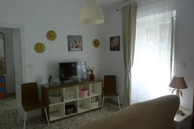 Una televisión o centro de entretenimiento en Encantador y luminoso apartamento centro histórico