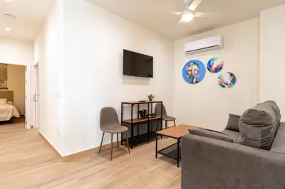 Una televisión o centro de entretenimiento en Apartamentos Cervantes 17