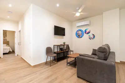Una televisión o centro de entretenimiento en Apartamentos Cervantes 17