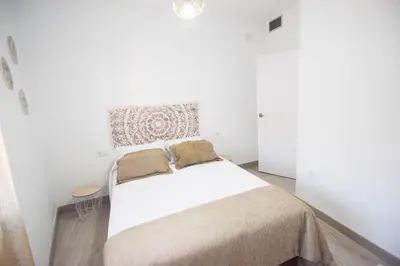 Cama o camas de una habitación en ATICO AGUAYOS con PARKING GRATIS